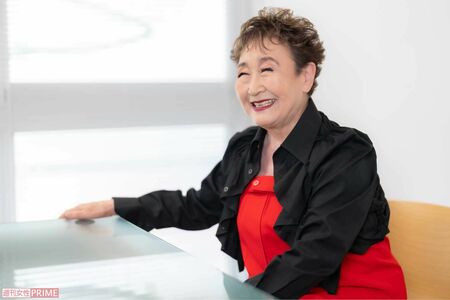 自身にとって大切な思い出を、まるで昨日のことのようにみずみずしい言葉で語る加藤登紀子　撮影／佐藤靖彦