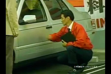 過去に放送されていたビッグモーターのCM。従業員が顧客の車のドアを激しく殴打（ツイッターより）