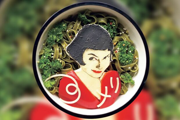 『アメリ弁当』フェットチーネの上にチーズとパプリカでアメリが完成