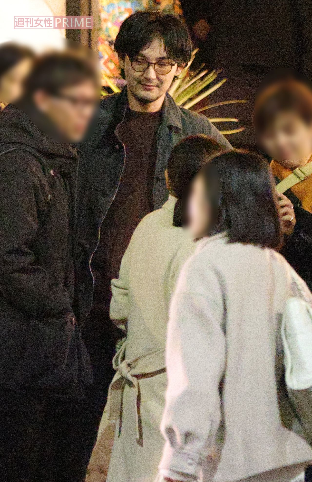 『阿修羅のごとく』打ち上げの1次会後、参加者と談笑や撮影を楽しむ松田龍平