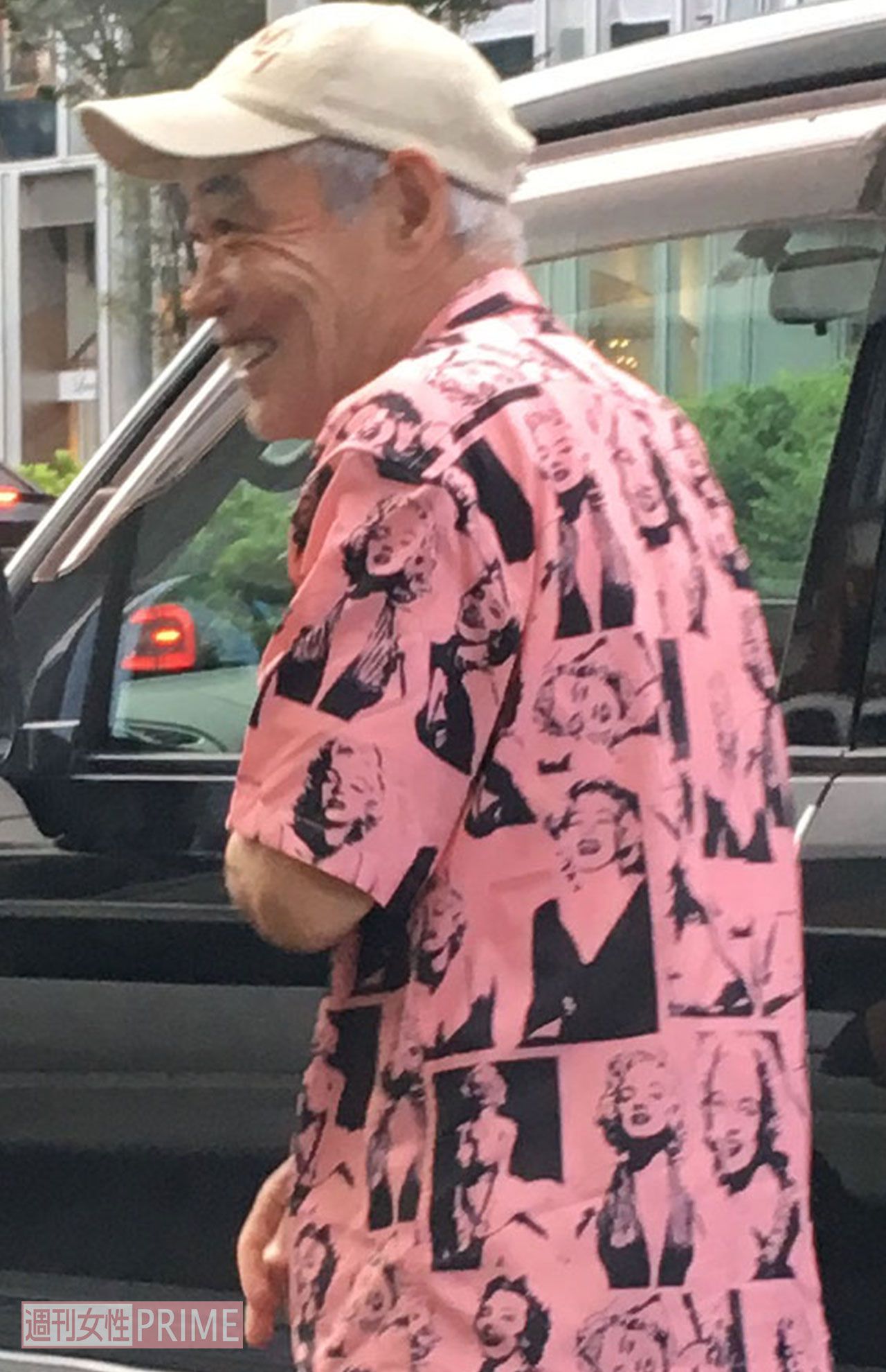 スタッフに迎えられ笑顔を見せる柄本明