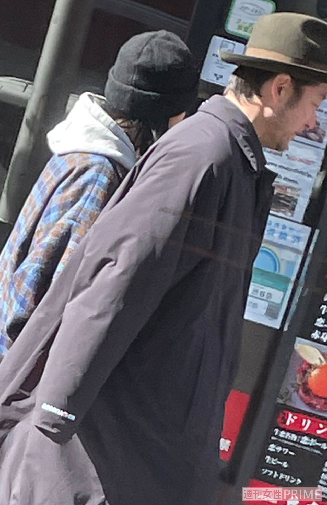 一目を気にせず歩いていた浅野忠信と中田クルミ