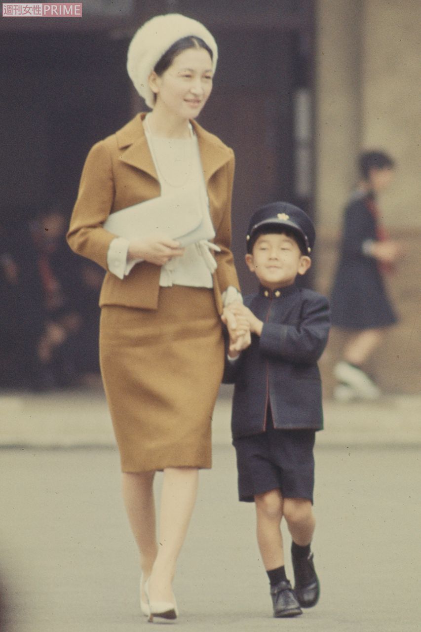 1966年4月、学習院初等科へ美智子さまと初登校