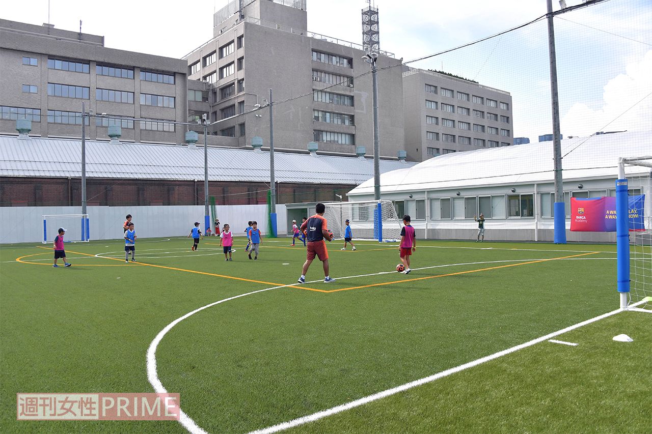 駅近施設とは思えない広さのサッカー(フットサル)コート　撮影／渡邉智裕