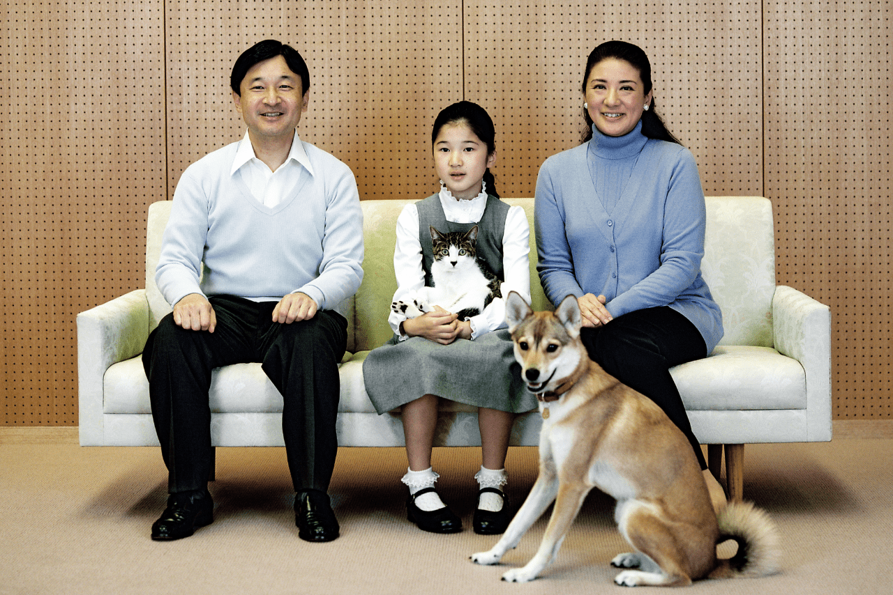 '10年12月、雅子さま47歳のお誕生日に際しての1枚。ペットの犬と猫も含めた家族写真だ