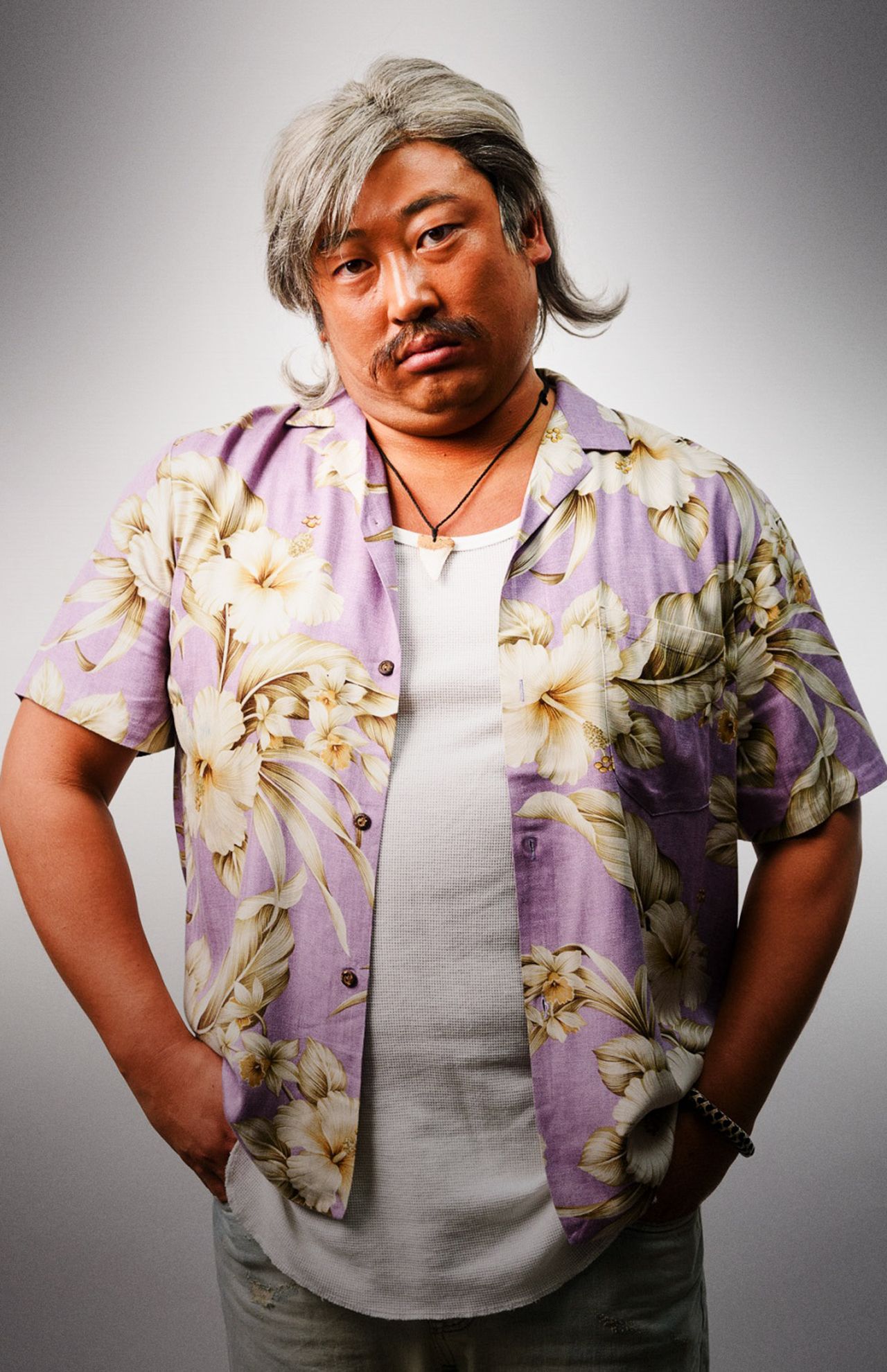 容疑者6：赤羽ヒデト。サーファー。相談に乗りたがる兄貴肌。波乗り目的で離島を訪れた。(c)テレビ東京