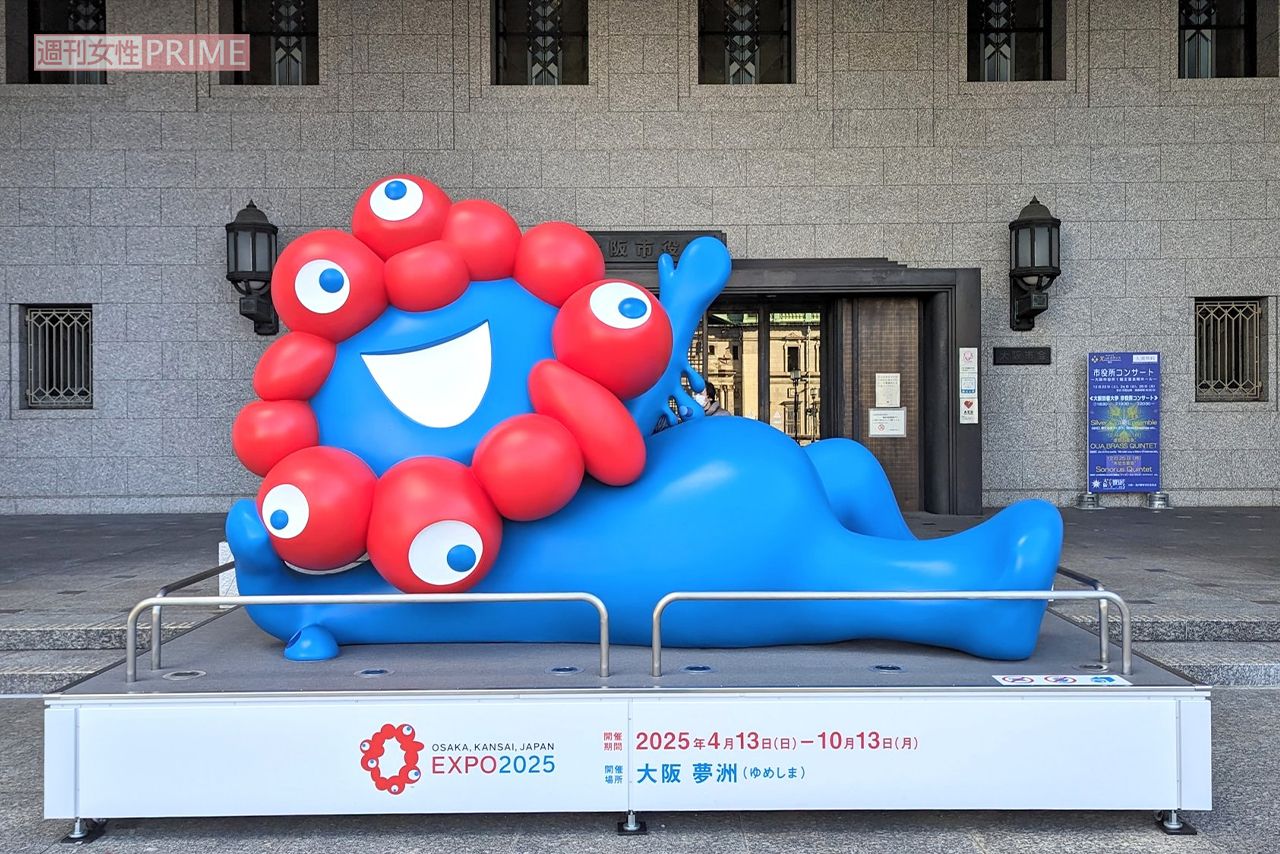 大阪市役所前に設置されているミャクミャク像　撮影／編集部