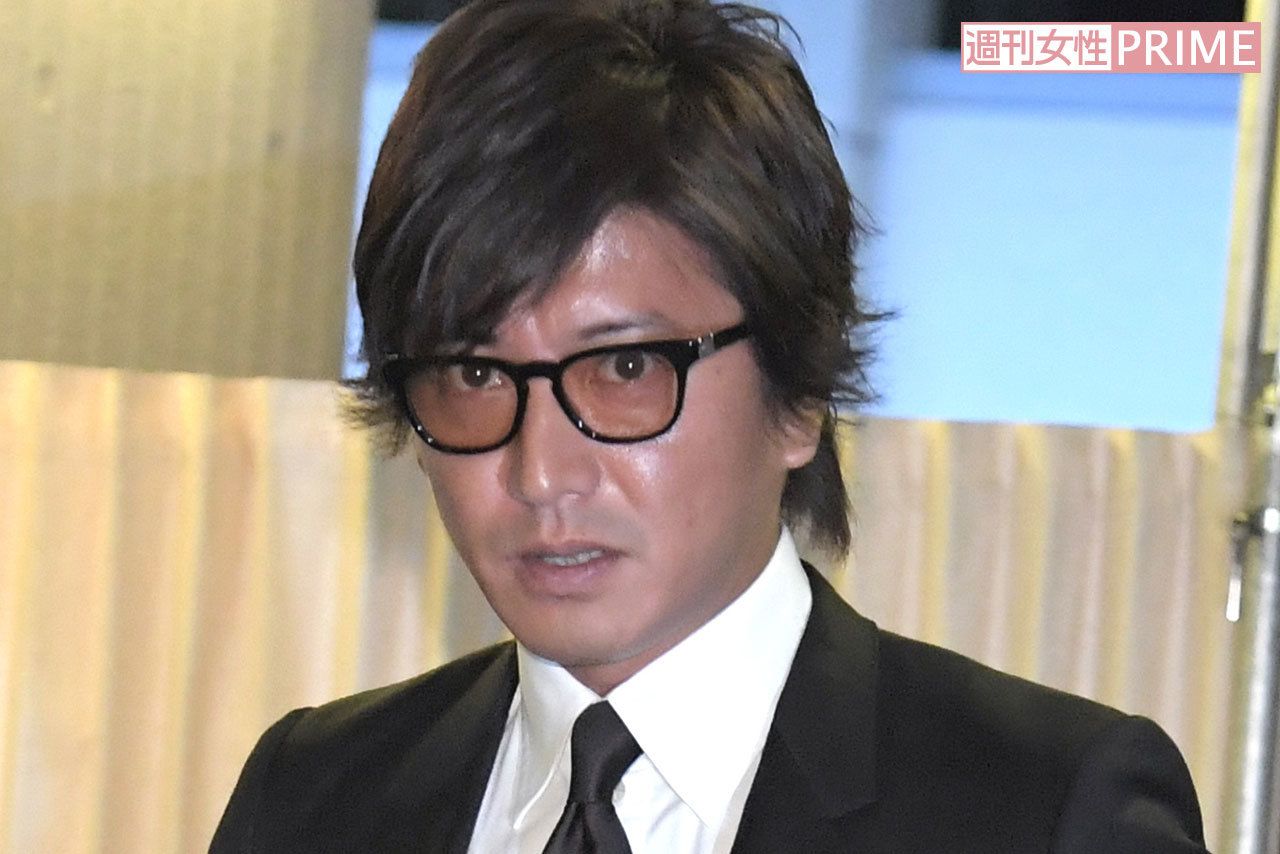 お通夜でメガネ姿の木村拓哉