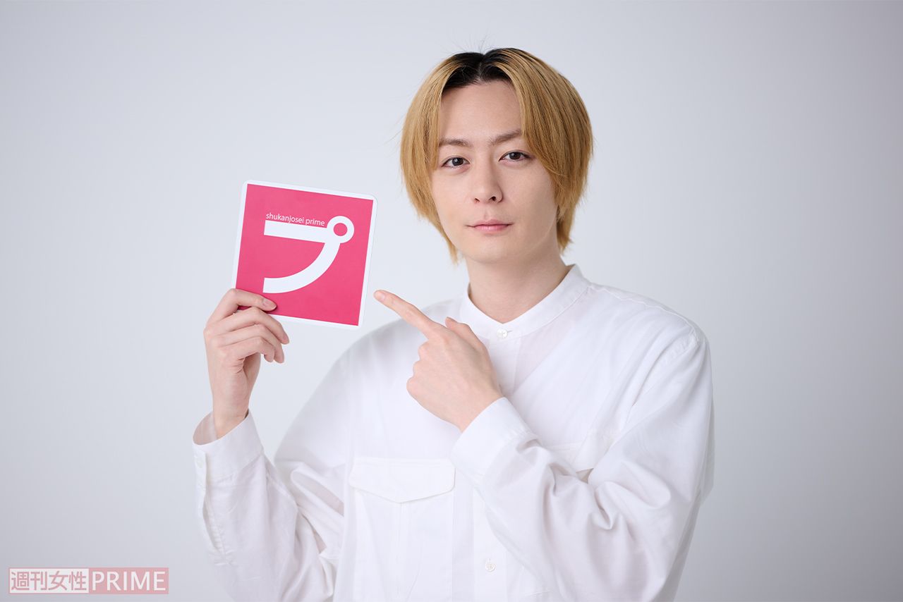 週刊女性PRIMEのロゴマークを掲げてくれた（。撮影／渡邉智裕）