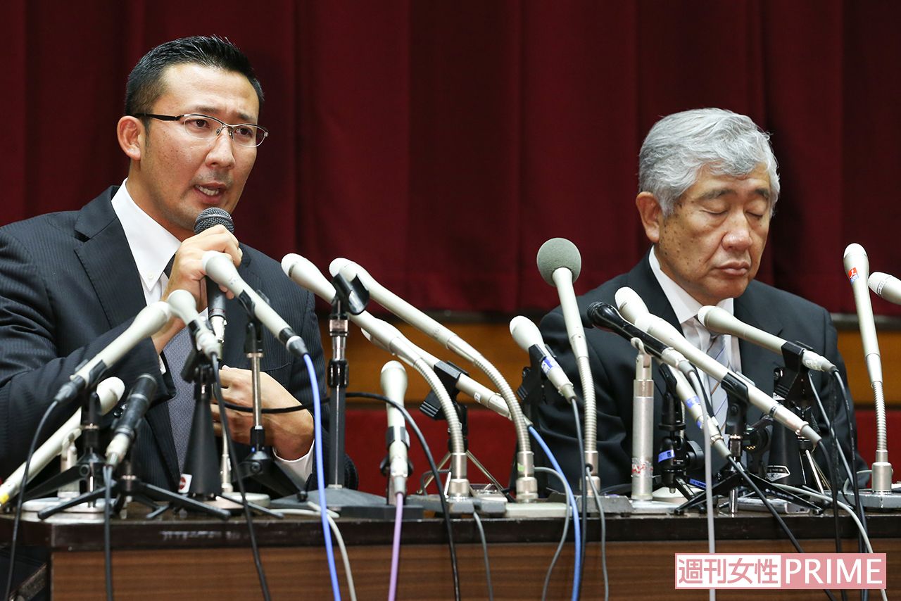 緊急記者会見を行う井上コーチ（写真左）と内田前監督（同右）