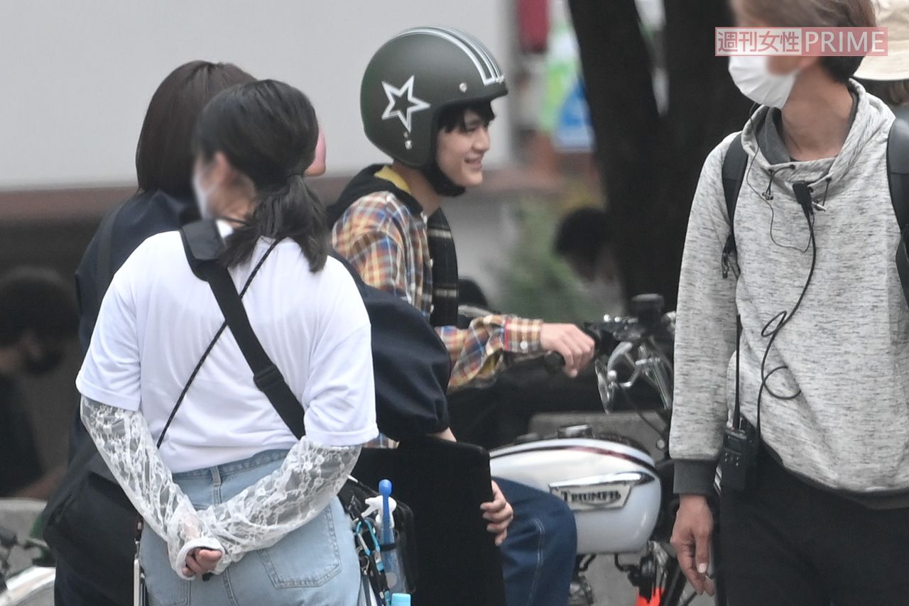 2022年、ドラマ『六本木クラス』のロケでバイクにまたがる鈴鹿央士