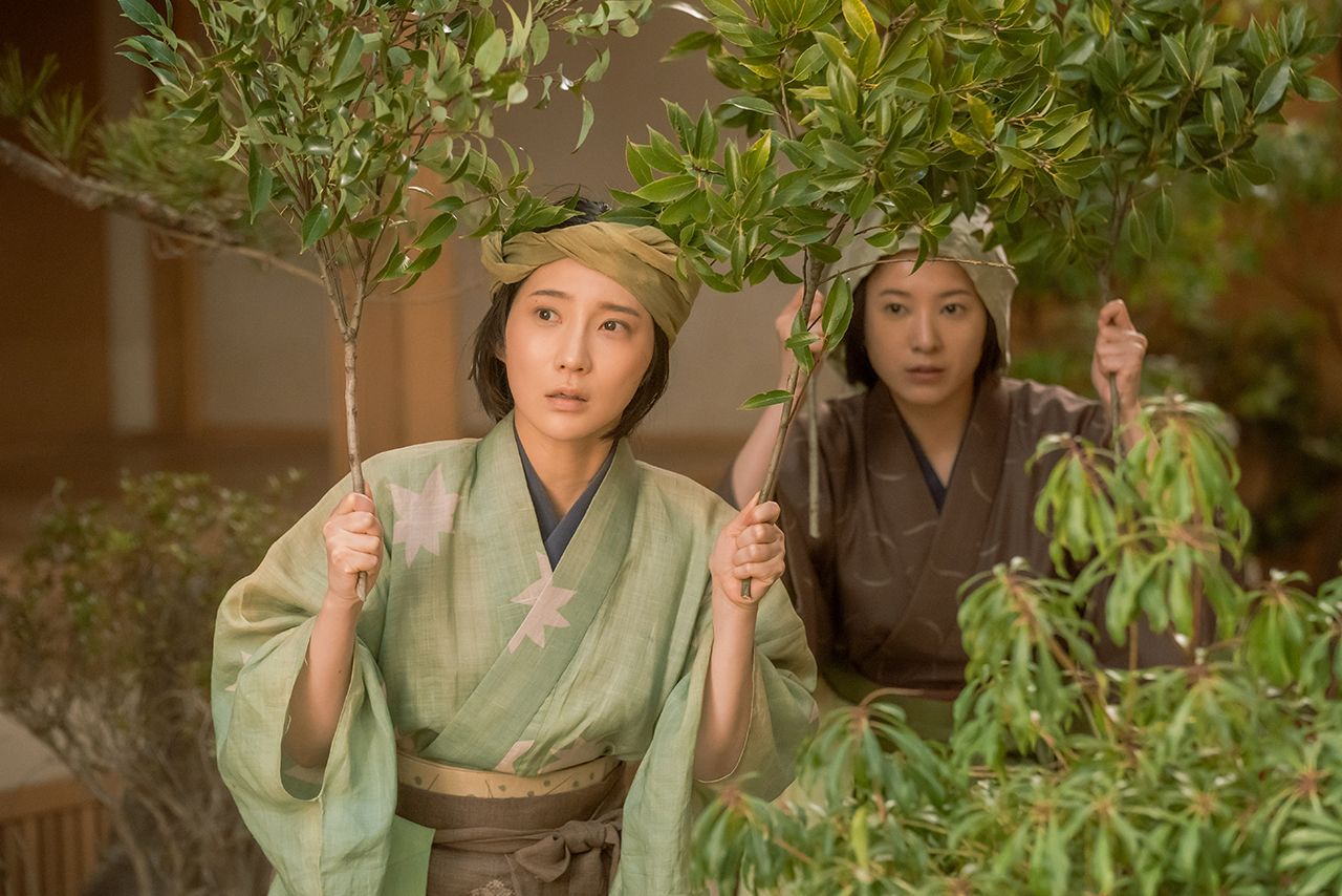 “長徳の変”を経て、定子は自ら髪を下ろして出家。その様子をかたずをのんで見守る清少納言とまひろ（20回）