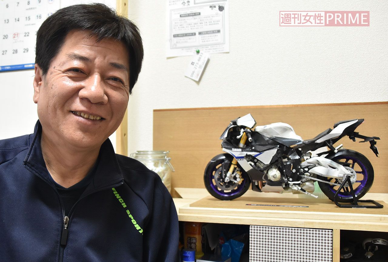 石井さんはペーパークラフト作品「バイク」を作り飲酒を減らす