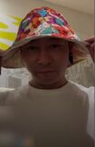 インスタライブで花柄の帽子を紹介するいしだ壱成('22年5月15日)
