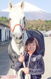 富士山をバックに愛馬とポーズをとる容疑者(田村容疑者のFacebookより)