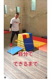 指導中の逸見太郎。英語で励ましの言葉をかけているという(インスタグラムより)
