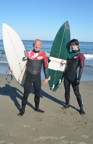 三浦春馬さんのサーフィンの師匠・卯都木睦さんと