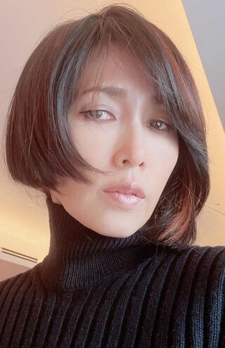 51歳（2021年）“夜中に自分で切った”と告白。「バックがロング。残さなければモードで素敵なのに」（MAYUMI先生）（写真は本人公式インスタグラムより）