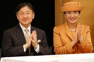 お代替わり後に雅子さまが新調されたと思われるオレンジ色のお召し物。令和元（2019）年10月