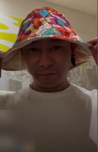 インスタライブで花柄の帽子を紹介するいしだ壱成（'22年5月15日）