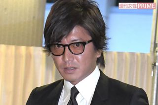 お通夜でメガネ姿の木村拓哉