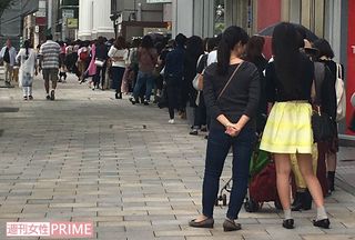 早朝から列をなした会場前。9割が女性。中には転売目的と思われる業者風の男性の姿も