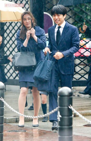 2016年に雨が降る中、長男の入学式に駆けつけた井ノ原快彦と瀬戸朝香夫婦