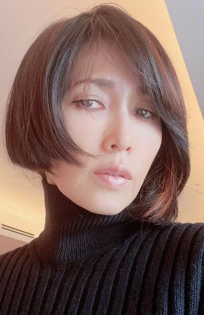 51歳（2021年）“夜中に自分で切った”と告白。「バックがロング。残さなければモードで素敵なのに」（MAYUMI先生）（写真は本人公式インスタグラムより）