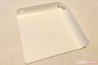 省スペース多機能まな板／110円（税込）縦横18.5cmというコンパクトサイズなので、収納時にもかさばらない