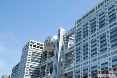 《オンラインカジノで逮捕》フジテレビプロデューサー、任意同行の“変装姿”が「まるでカルロス・ゴーン」…