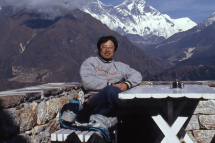 40代、小説『神々の山嶺』執筆のため取材でひとりでエベレストベースキャンプまで。写真はホテルエベレストビューにて