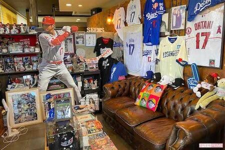 聖地のひとつ『hair＆spaSeems』には大谷翔平のお宝グッズが多数。日本だけでなく、海外のファンも訪れる