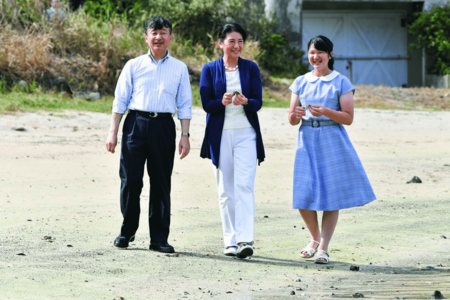 '18年8月。須崎御用邸から三井浜へご散策に。「陛下のストライプシャツ、愛子さまのチェックワンピースのブルー、愛子さまの襟と雅子さまの白がそれぞれリンク。雅子さまがお召しのネイビーが全体の印象を引き締めていらっしゃいます」撮影／JMPA