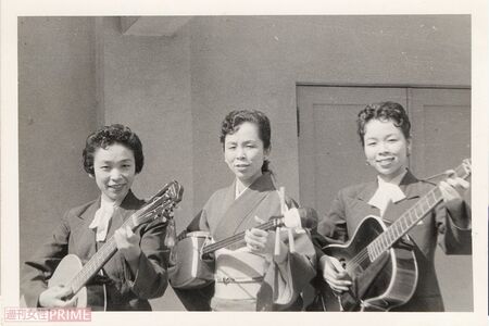 デビュー後、人気となったかしまし娘(左から照枝さん、歌江さん、花江さん)