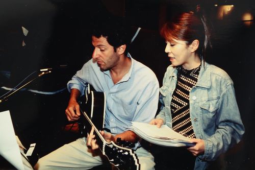 2001年、ギタリストのジョン＝ピザレリなど海外のアーティストとアルバムをリリース