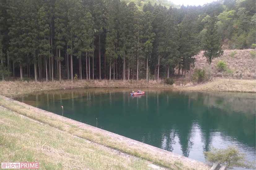 警察が結希さんの遺留品を捜索している、遺体が遺棄された現場近くの池