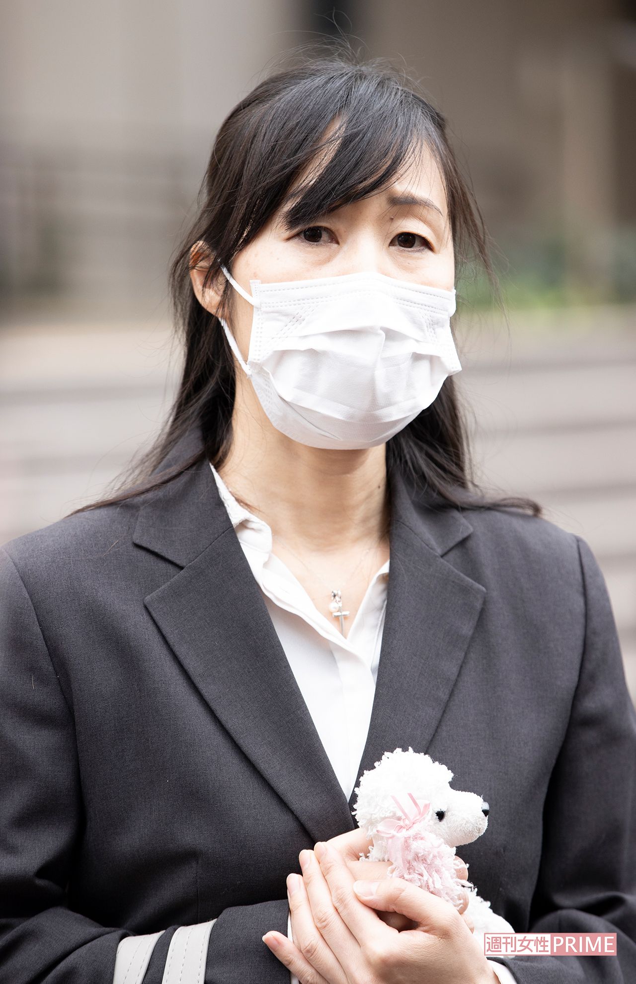 閉廷後、取材に応じた小倉とも子さん（'21年2月25日）