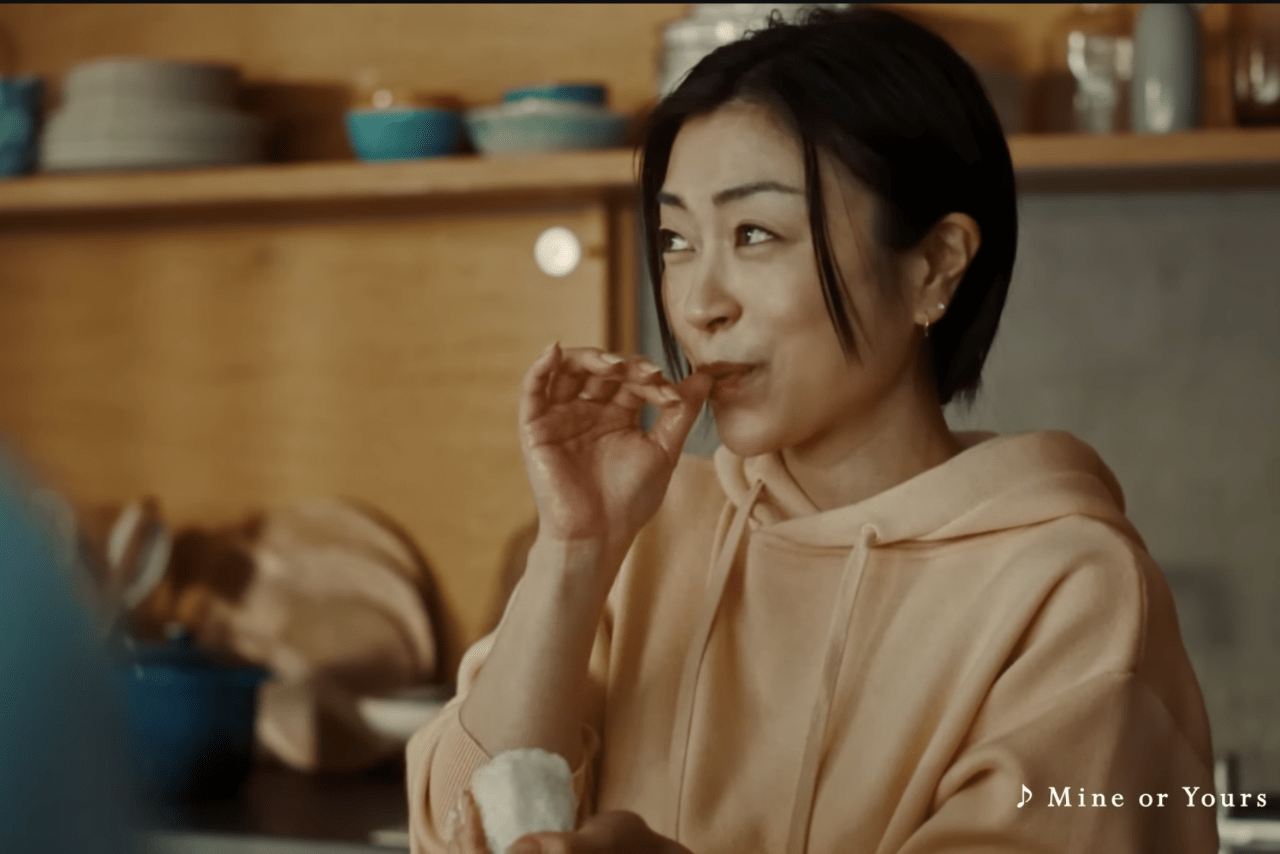 素手でおにぎりを握り、米粒を指ペロする宇多田（「コカ・コーラ」公式YouTubeチャンネルより）