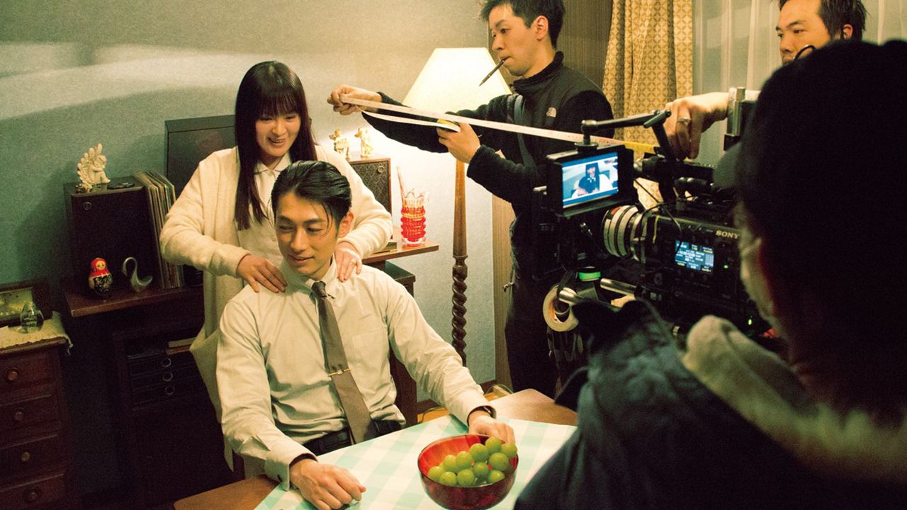 妻役の貫地谷しほりはディーンについて「常に役のこと、映画のことを考えてらっしゃる姿が印象的でした」。“夫”の肩をもむなど、仲睦まじい様子にはホッコリ　(c)2017 「結婚」製作委員会　　