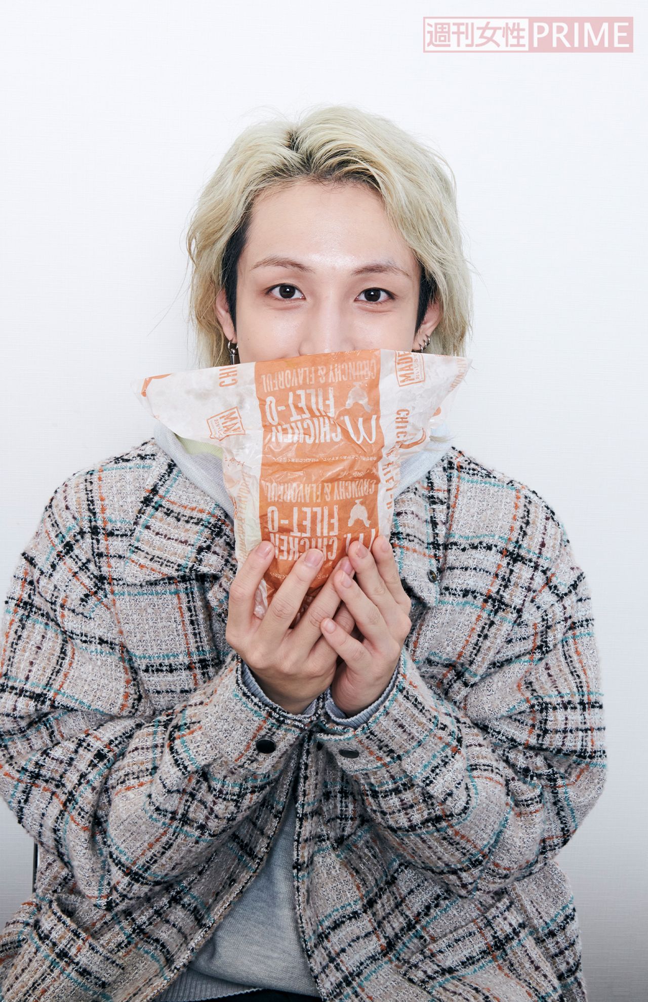 「ビッグマック」食べ方2：ラップを立てて口元を隠す　撮影／山田智絵