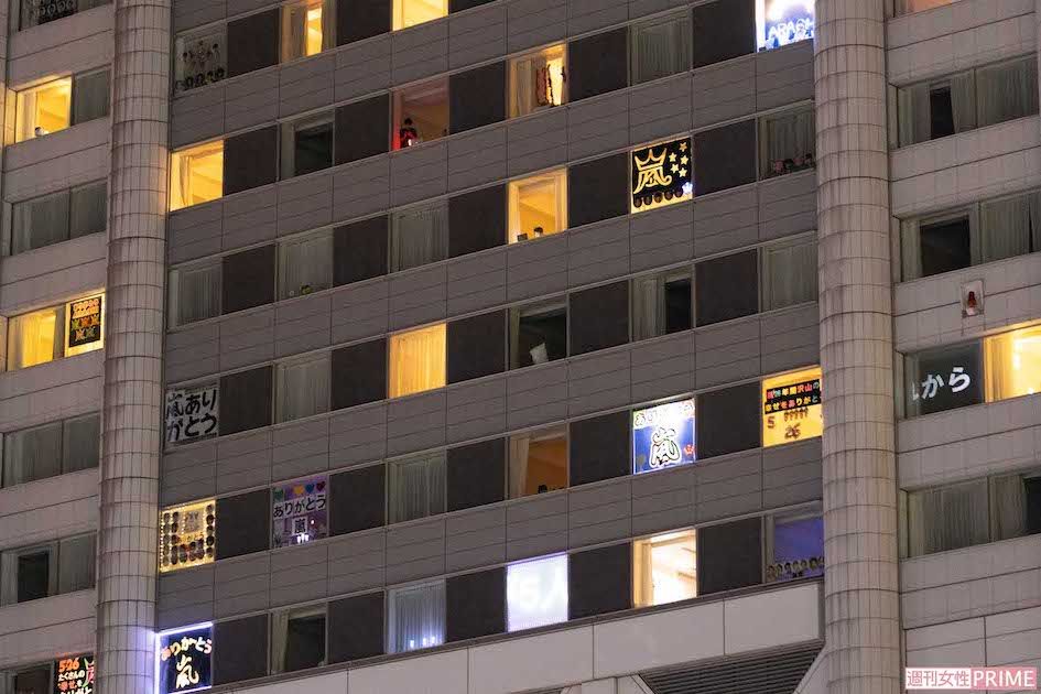 右端にはデジタルサイネージで文章を流すファンも
