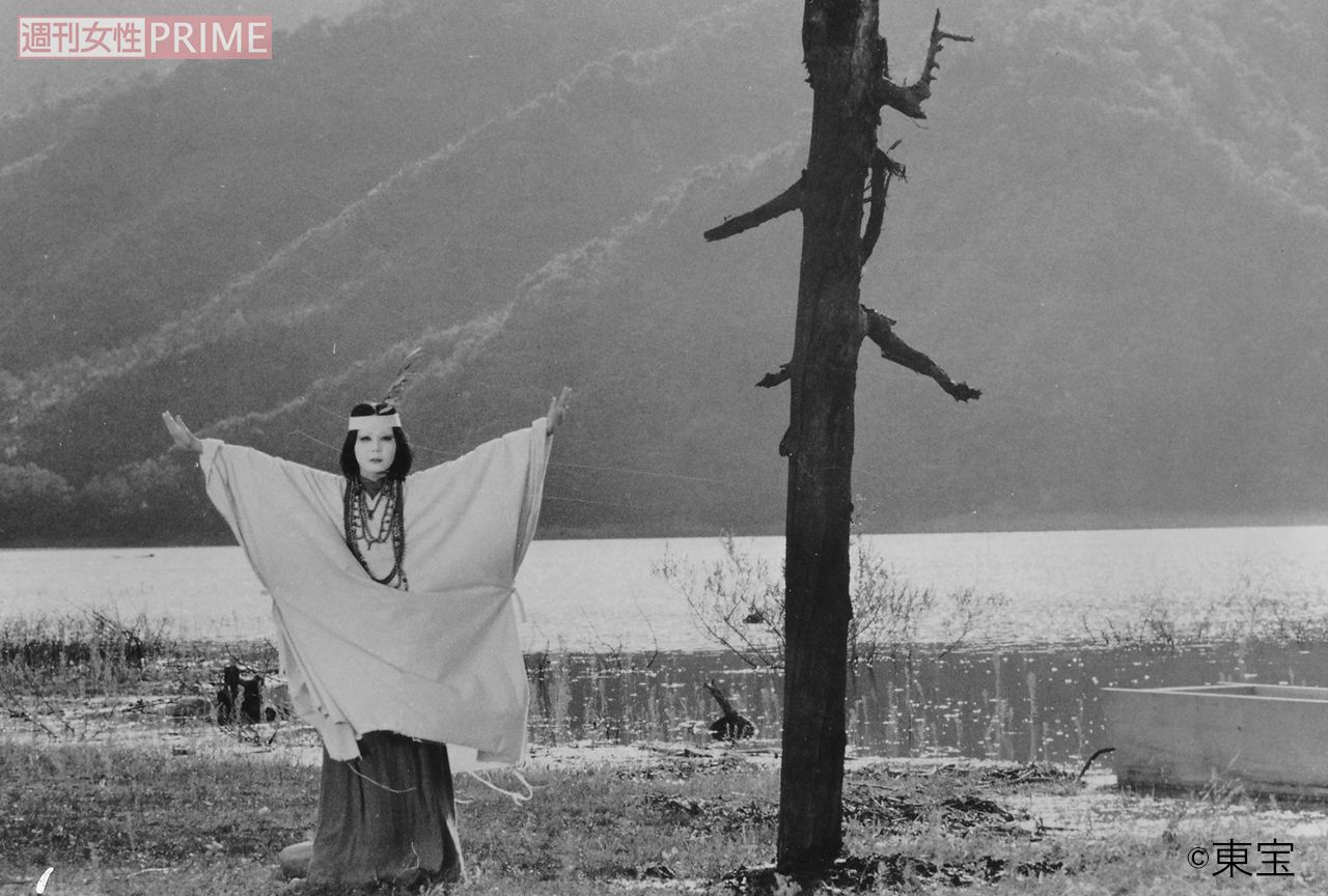 映画『卑弥呼』（1974年）で岩下志麻は眉毛を全剃りし、神のお告げを聞く神聖な存在になりきっている　（c）東宝