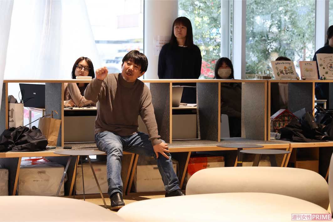 「しろひげ在宅診療所」で毎朝8時に行われる朝礼。１階のオープンスペースにスタッフ全員が集まり、患者の情報を共有する