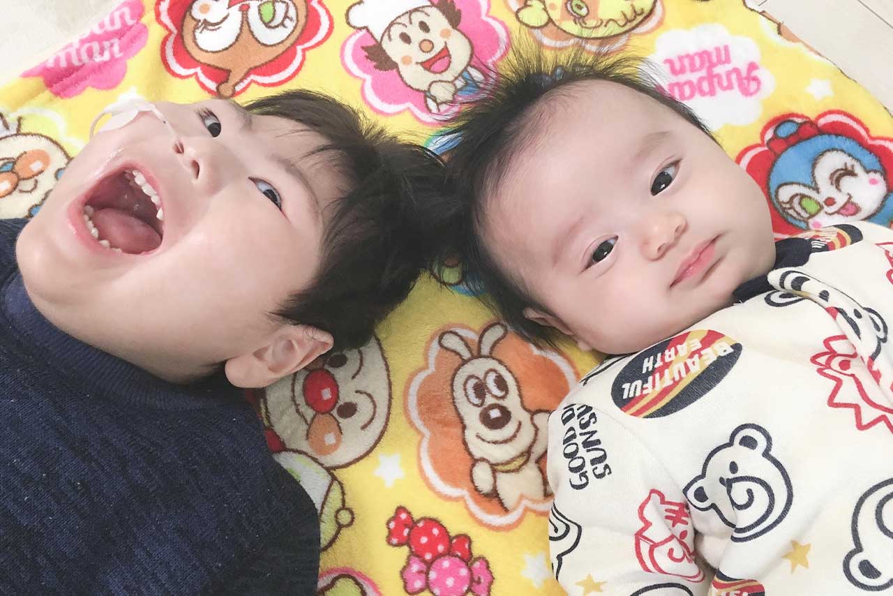 弟・昌吾くん（右）と笑顔を見せる竜成くん。兄弟は互いを思いやりながら成長してきた