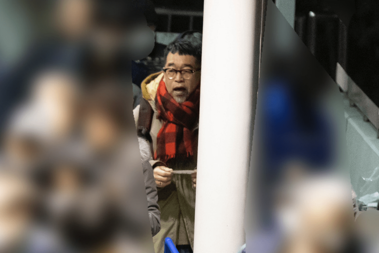 ビリー・ジョエルの東京公演に足を運んだ槇原。チケットのようなものを手に持ち列に並ぶ姿が見られた