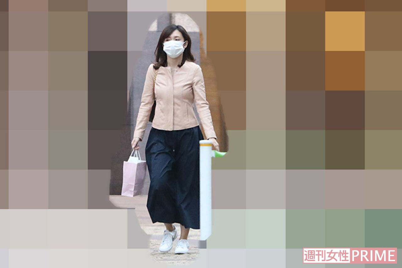 二宮の自宅を出入りする伊藤綾子