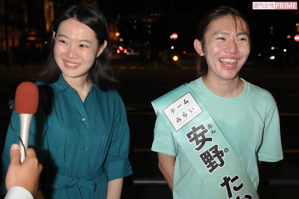 2025年7月、参院選での『チームみらい』安野貴博党首と妻・黒岩里奈氏