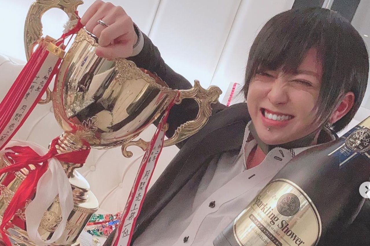 入店最速で月間売り上げナンバーワンとなり、シャンパンを抱えて喜ぶ大橋卓馬容疑者（本人SNSより）