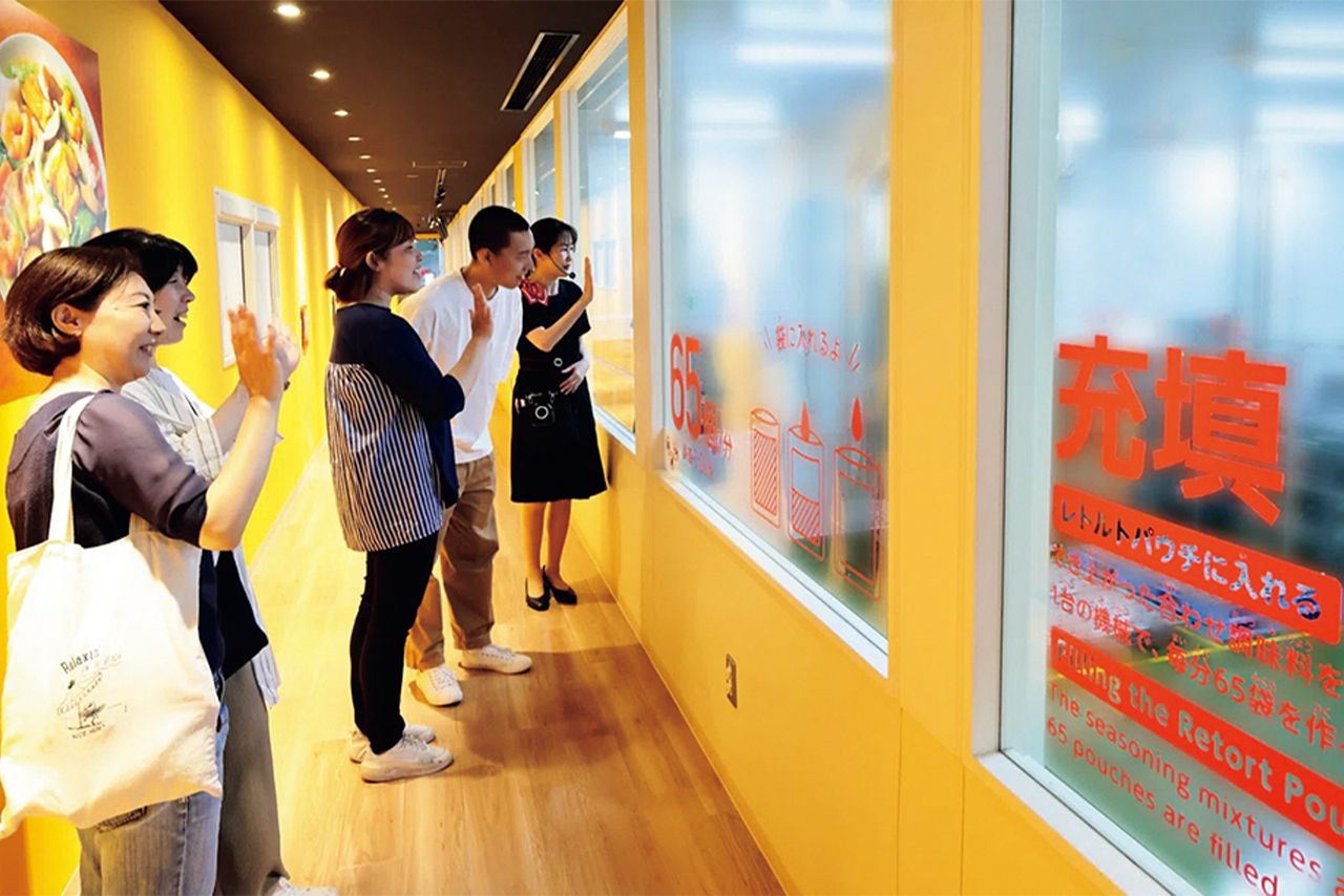 見学通路からはガラス越しにおなじみの商品の製造工程を見ることもできる