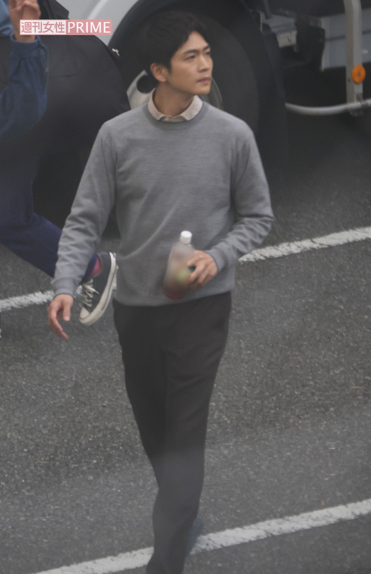 2023年10月中旬、『いちばんすきな花』のロケでの松下洸平。早朝からの撮影をテキパキとこなしていた